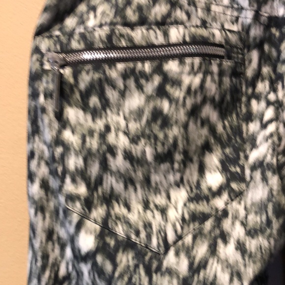 Descente Snowboard pants in black, grey and cream - Picture 9 of 16